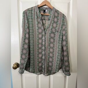 Kut from the Kloth Women’s V neck button down Blouse